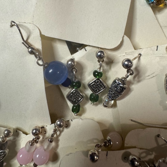 Lot of 18 Handmade Beaded Earrings on Cardstock - Picture 8 of 8